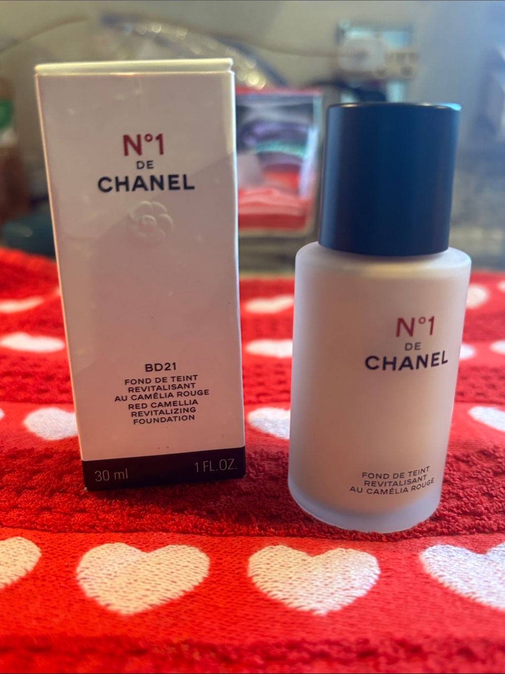 CHANEL N°1 Revitalizing Foundation BD21 - Natural Beige with Black Cap